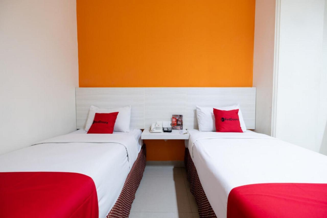 RedDoorz Plus @ Hotel Alden Makassar Buitenkant foto