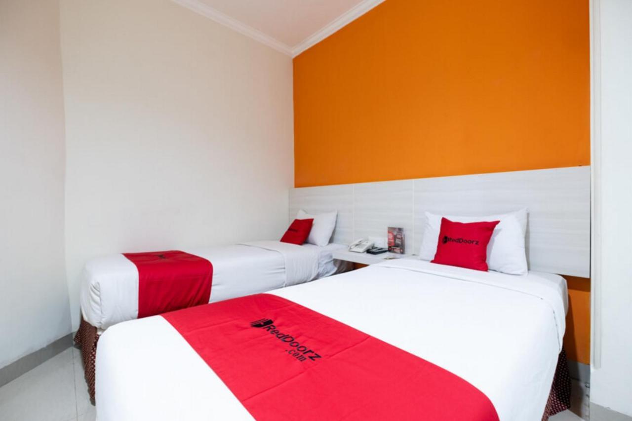 RedDoorz Plus @ Hotel Alden Makassar Buitenkant foto