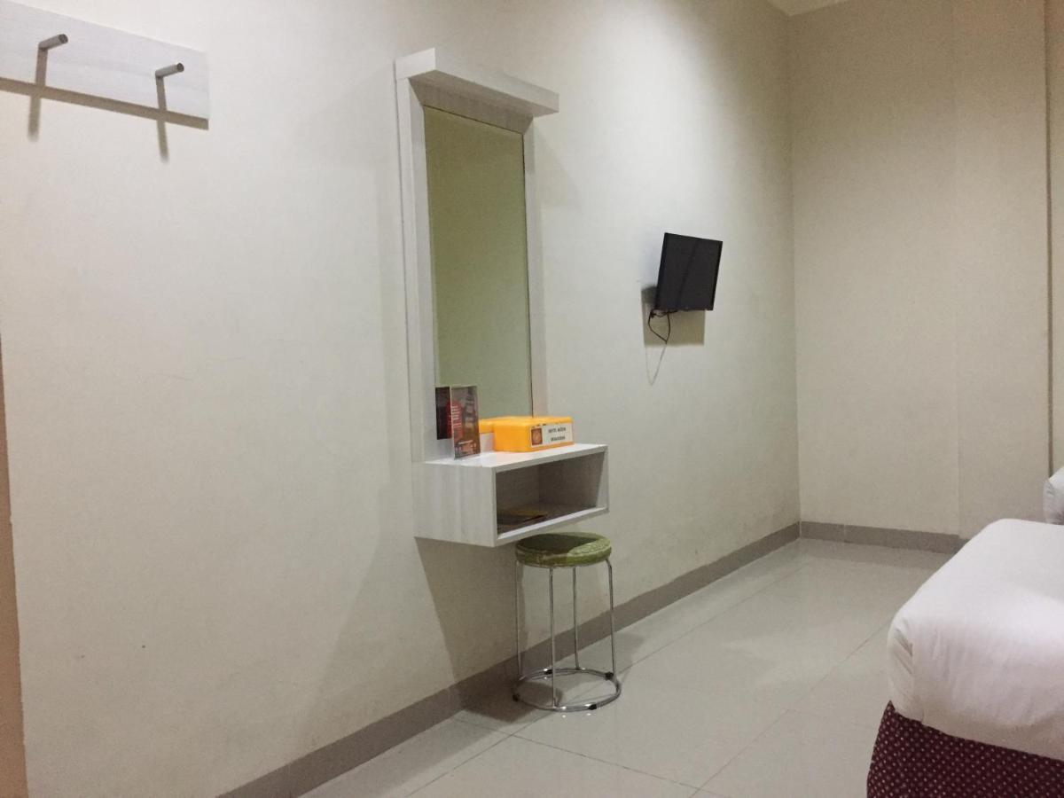 RedDoorz Plus @ Hotel Alden Makassar Buitenkant foto