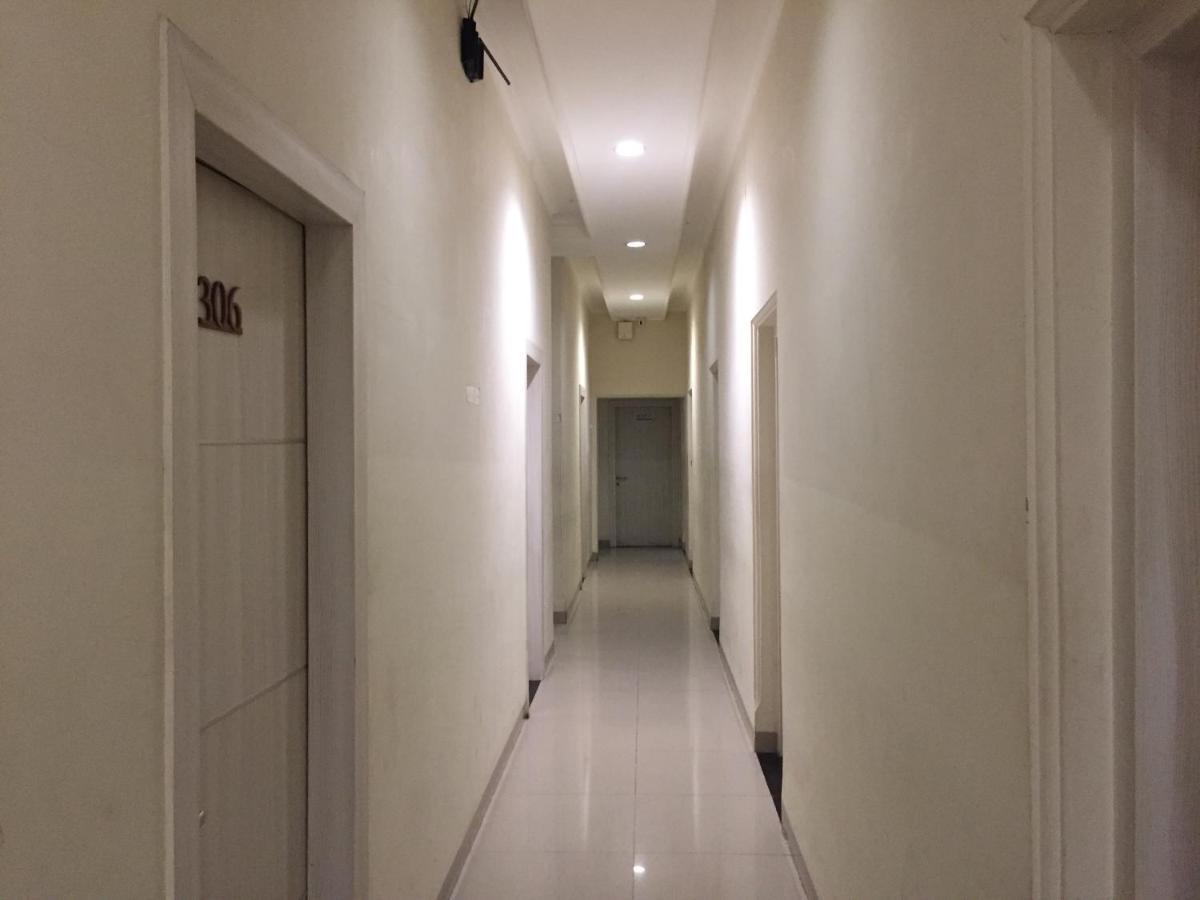 RedDoorz Plus @ Hotel Alden Makassar Buitenkant foto