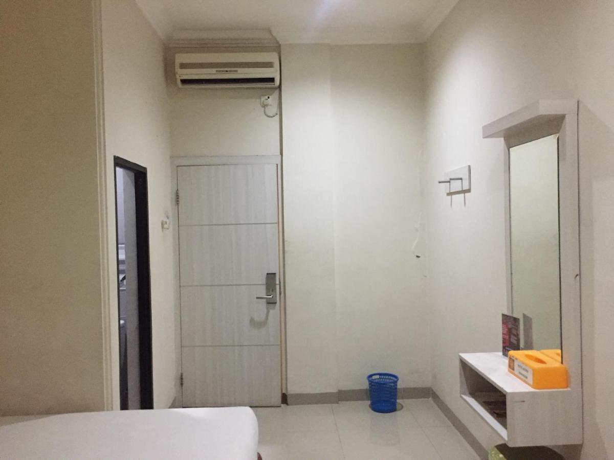 RedDoorz Plus @ Hotel Alden Makassar Buitenkant foto