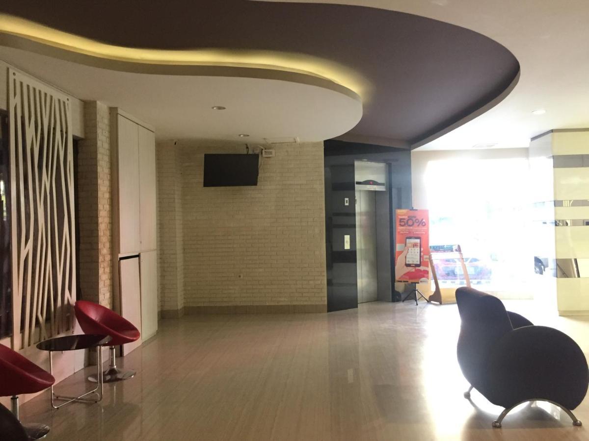 RedDoorz Plus @ Hotel Alden Makassar Buitenkant foto